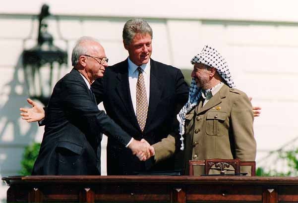  Yitzhak Rabin, Bill Clinton e Yasser Arafat durante os Acordos de Oslo