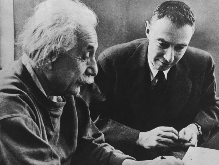 Einstein e Oppenheimer 