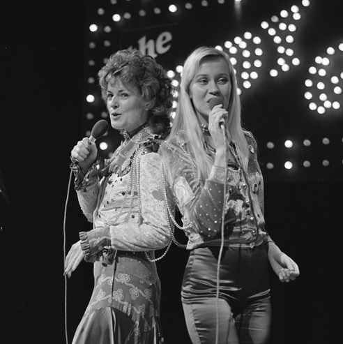 Frida (à esquerda) e Agnetha Fältskog se apresentando com o ABBA
