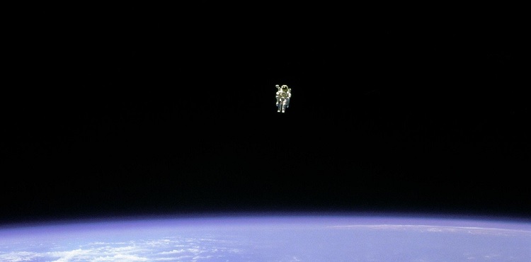 Astronauta Bruce McCandless II flutuando no espaço