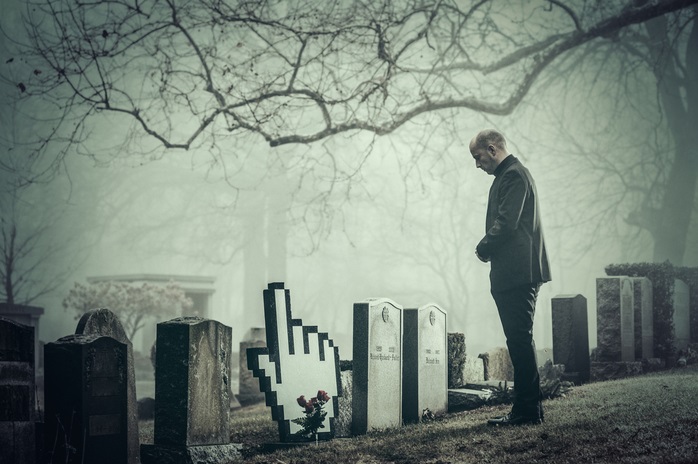 Homem visita cemitério com lápide em forma de cursor