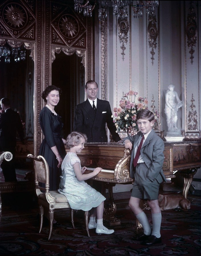 Charles com os pais e a irmã, a princesa Anne