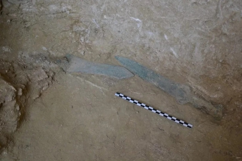 Espadas da Idade do Bronze encontradas na Grécia