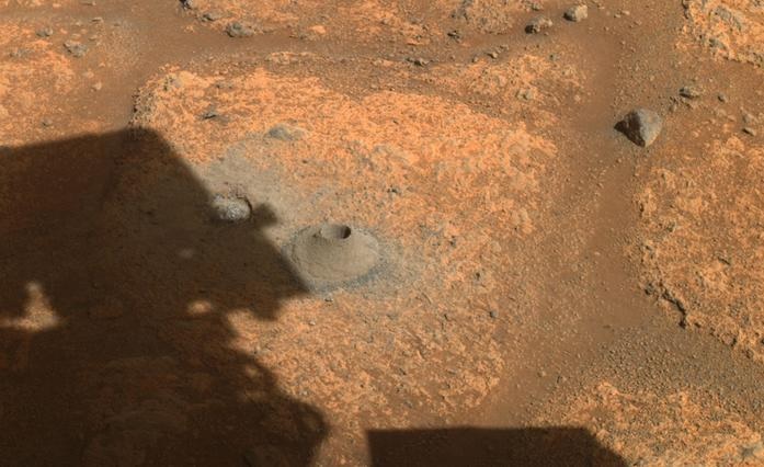 Buraco feita pela sonda Perseverance para coletar amostras de Marte