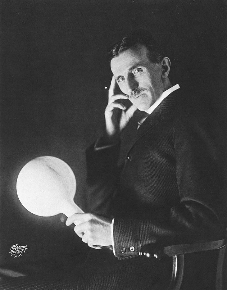 Tesla segura lâmpada