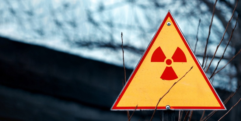 Placa de advertência: radiação nuclear