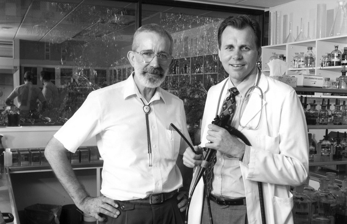 Robin Warren e Barry Marshall no laboratório da Universidade de Perth, Austrália