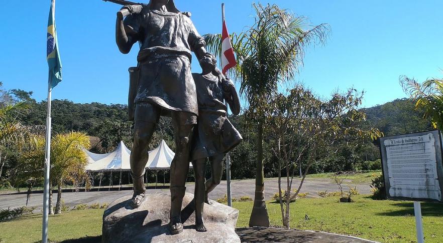 Jim Jones promove suicídio em massa em Jonestown, na Guiana-0