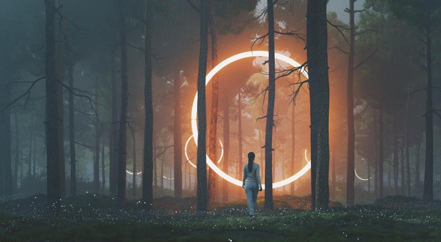 Mulher entrando em portal na floresta