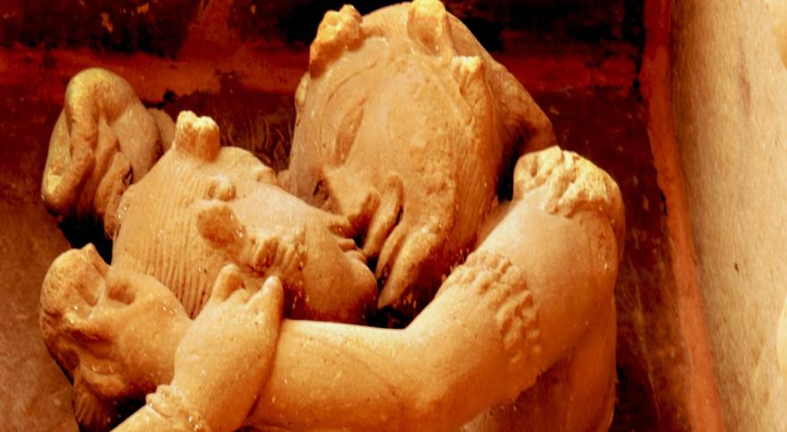 Antiga escultura indiana de casal se beijando