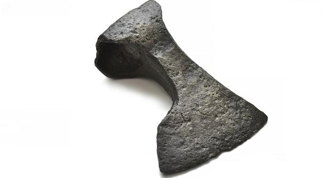 Escavações na Dinamarca levam à descoberta de um dos maiores machados Vikings-0