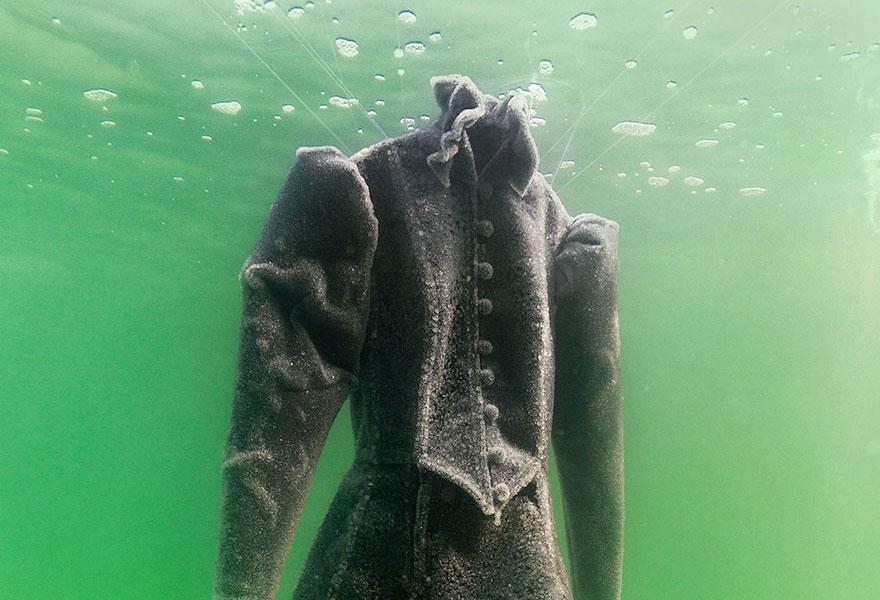 Veja o que acontece com um vestido após ser submerso no Mar Morto por 2 meses -0