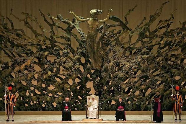 O trono do Vaticano que muitos consideram um monumento satânico-0