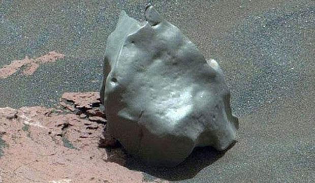 Curiosity encontra objeto bem esquisito em Marte-0