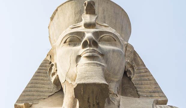 Estátua gigantesca de Ramsés II é encontrada sob esgoto no Egito-0