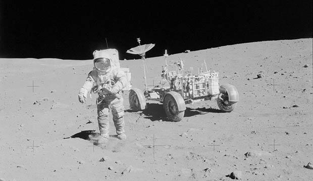 O que explica as quedas dos astronautas na Lua?-0
