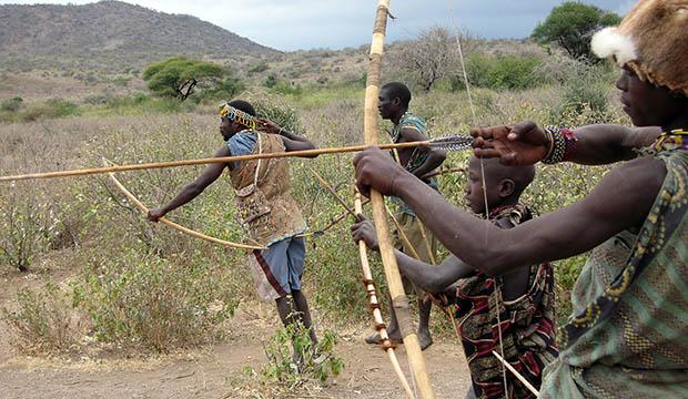A tribo africana que vive até hoje como os humanos de 40 mil anos atrás-0
