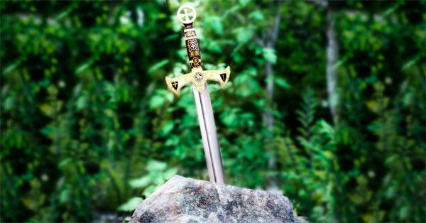 Menina encontra espada no mítico lago de Dozmary. Seria Excalibur?-0