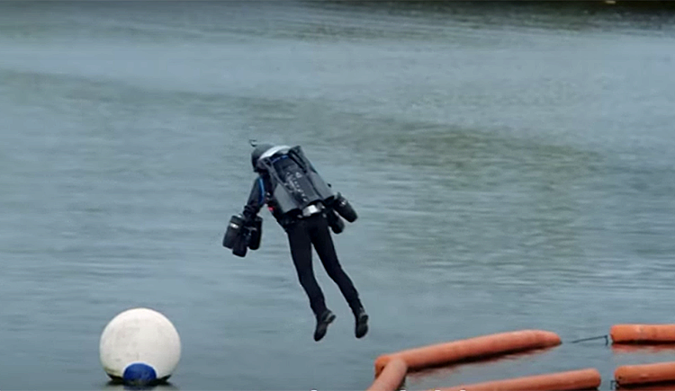 “Homem de Ferro” bate recorde mundial ao sobrevoar lago-0