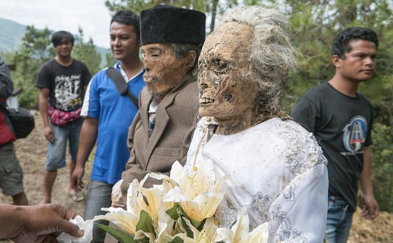 Conheça os povos Toraja, que tratam seus mortos como se estivessem vivos-0