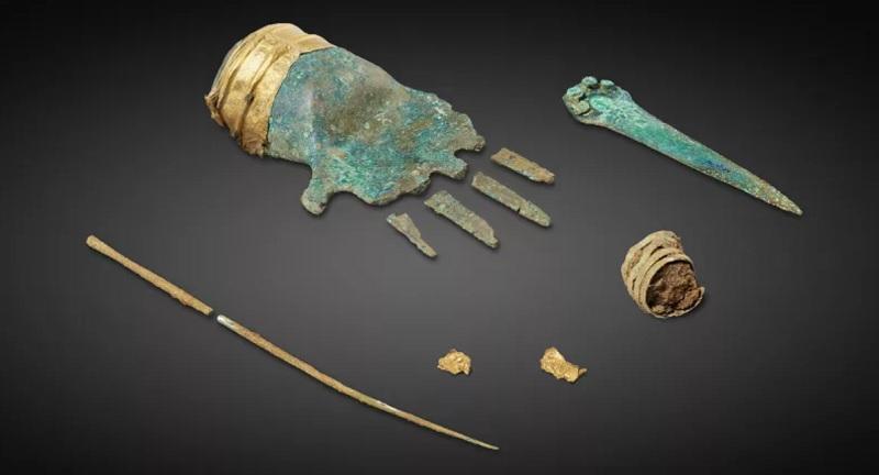 Mão de bronze encontrada na Suíça intriga arqueólogos-0
