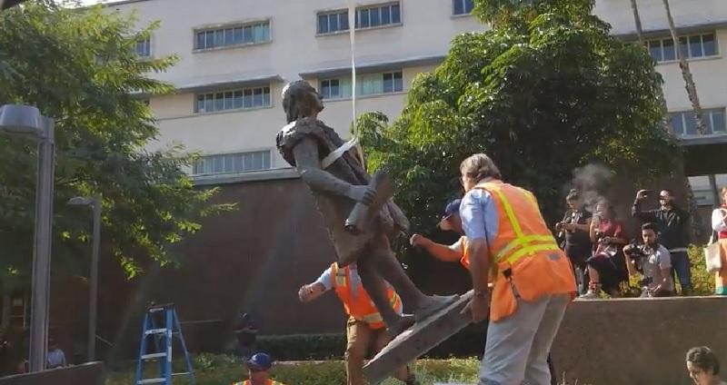 Los Angeles remove estátua de Colombo por considerá-lo um genocida-0