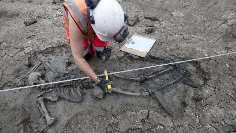 Esqueleto medieval é encontrado usando botas bem preservadas em Londres -0