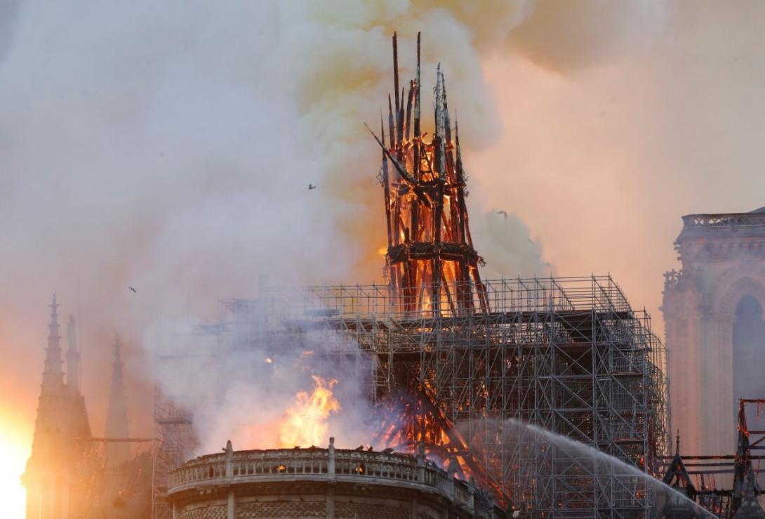 Incêndio atinge a famosa Catedral de Notre-Dame, em Paris-0