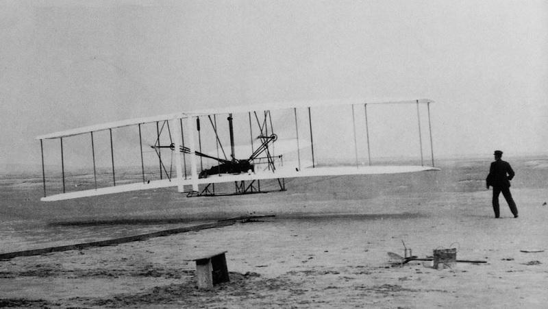 Irmãos Orville e Wilbur Wright patenteiam aeroplano mais pesado do que o ar -0