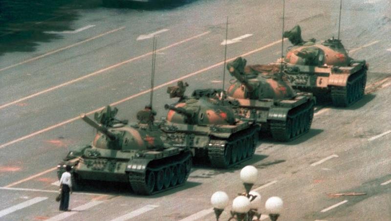 "Rebelde Desconhecido" encara tanques na Praça da Paz Celestial, na China-0