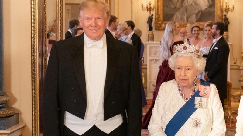 Coroa usada por Elizabeth II em jantar com Trump simboliza proteção contra o mal-0