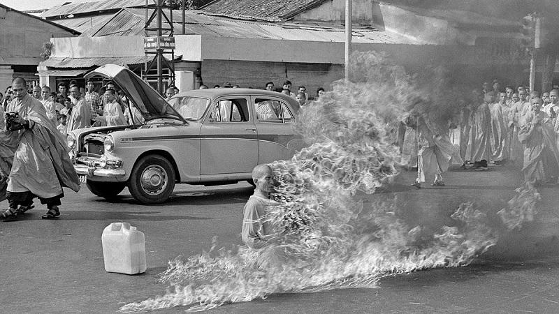 Monge budista ateia fogo ao próprio corpo no Vietnã do Sul-0