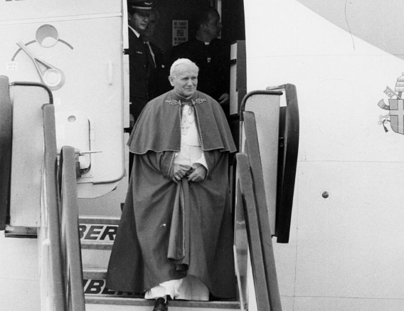 Papa João Paulo II faz visita histórica ao Brasil-0