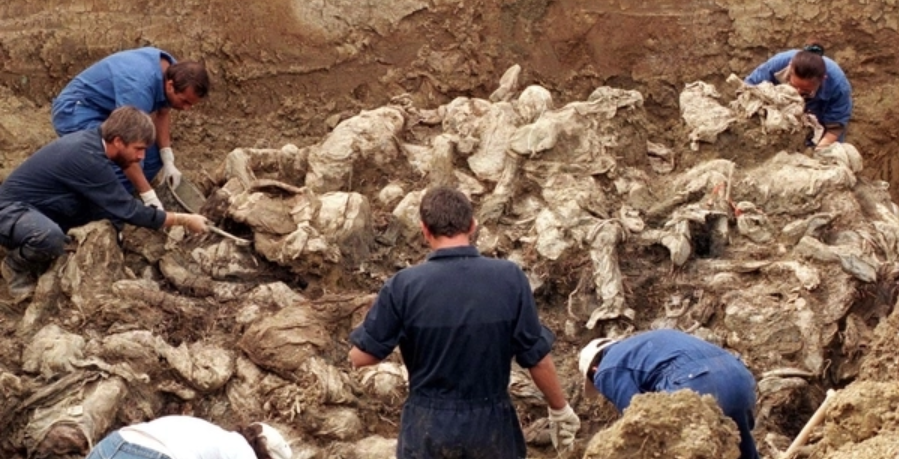 Ocorre o Massacre de Srebrenica-0