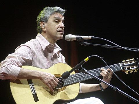 Nasce o cantor e compositor Caetano Veloso -0