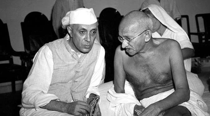 Mahatma Gandhi é preso pelos Britânicos ao lançar movimento "Deixem a Índia"-0