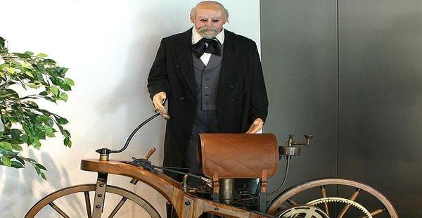 Gottlieb Daimler patenteia a primeira motocicleta do mundo-0
