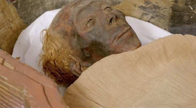 Reabertura de sarcófago revela cabelos loiros da bisavó de Tutancâmon-0