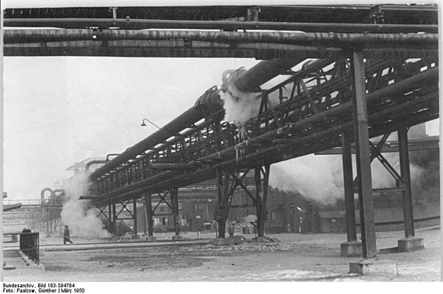 Bombardeiros dos EUA atacam fábrica associada a Auschwitz III-0