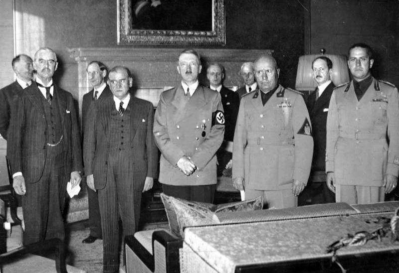 É assinado o Pacto de Munique, que entregou a Checoslováquia para Hitler -0