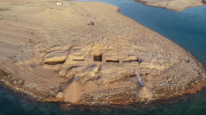 Palácio incrível de 3.400 anos emerge das águas no Iraque-0