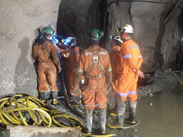 Trinta e três mineiros soterrados são resgatados após 69 dias soterrados-0