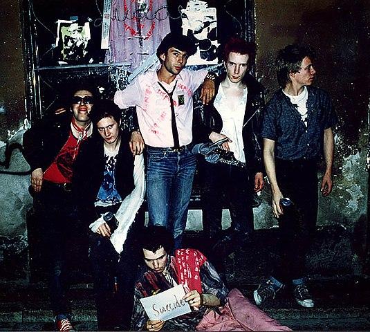 Sex Pistols se apresentam pela primeira vez-0