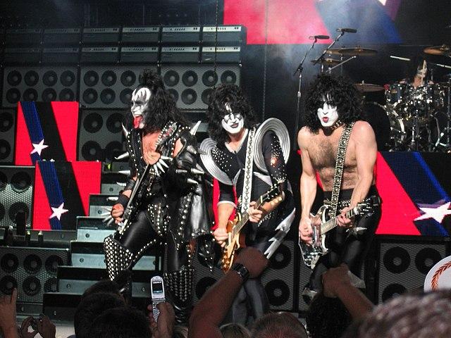Lançado o álbum "Rock and Roll Over", da banda Kiss-0