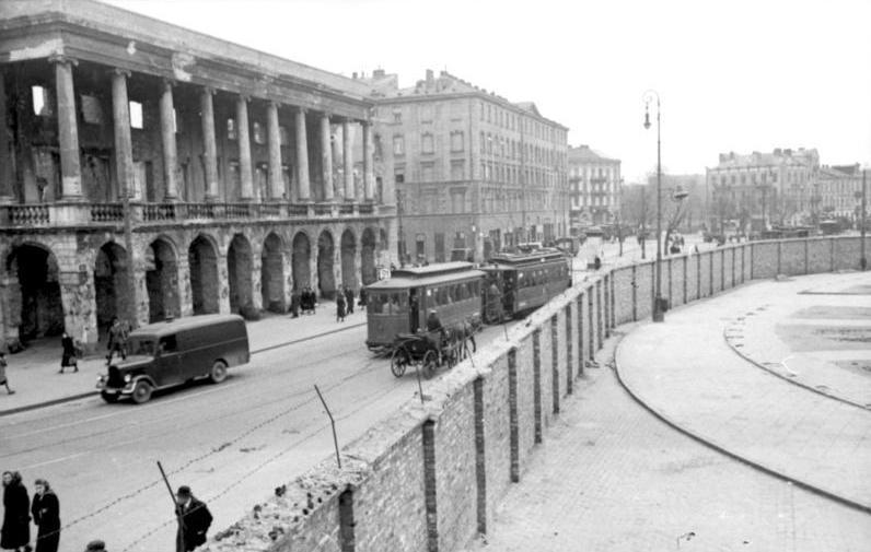 Alemães erguem o muro de Varsóvia, para segregar judeus da população-0