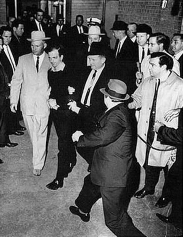 Diante das câmeras de TV, Jacky Ruby mata Lee Oswald, o alegado assassino de JFK-0