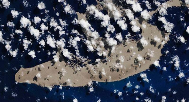 Ilha de pedra-pomes gigantesca está à deriva no Oceano Pacífico-0