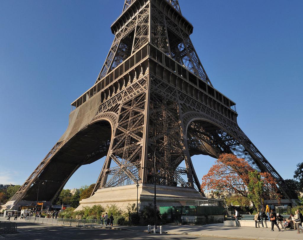 Um golpista vendeu a Torre Eiffel e ela iria virar sucata-0