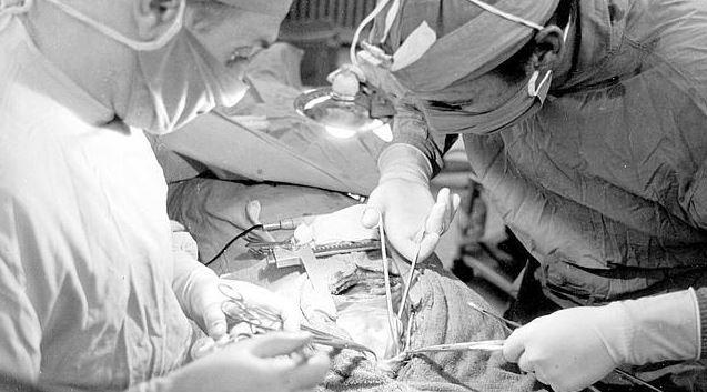 Primeiro transplante de coração do mundo é feito na África do Sul-0