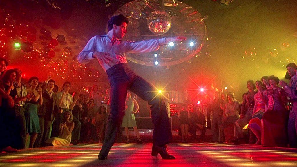 Estreia Os Embalos de Sábado à Noite, filme que lançou Travolta à fama-0